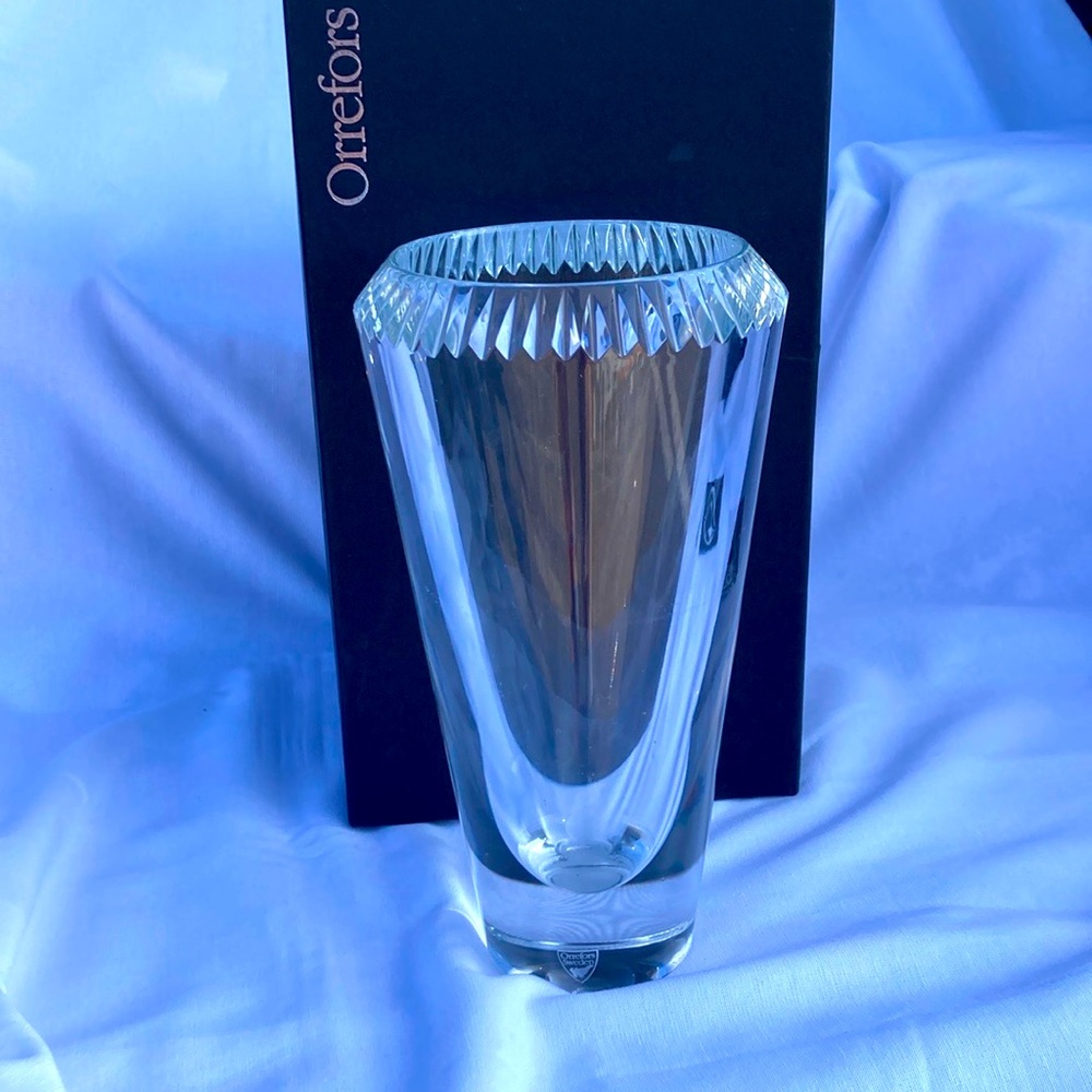 Orrefors Bracelet Vase by Lena Bergstrom 8.78"
